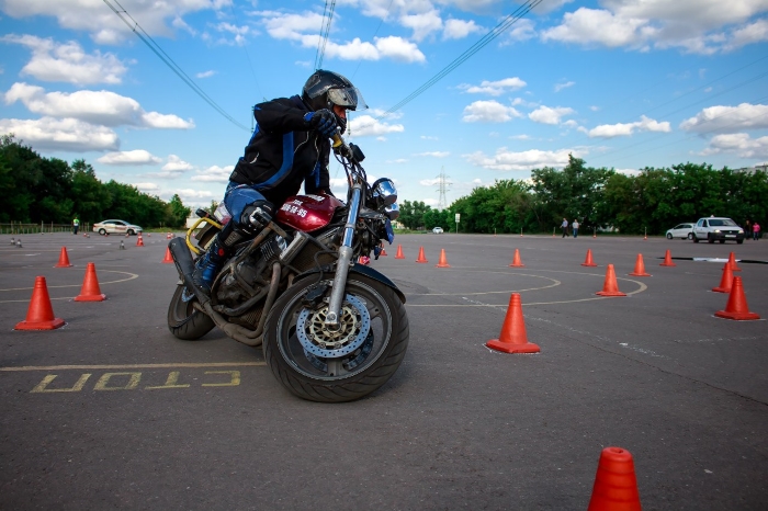 Экстремальное вождение мотоцикла – кому необходимо, что входит в обучение